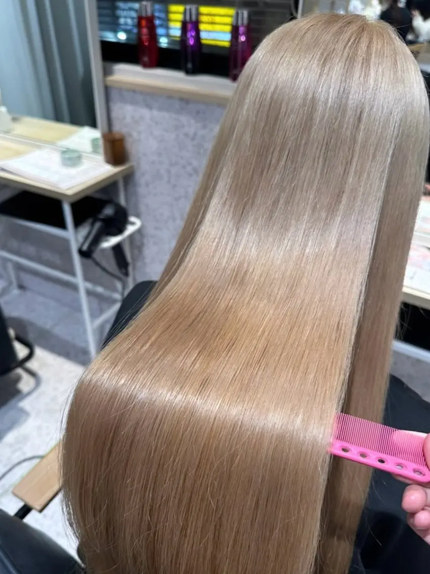 ロング 顔周りカット ハイライト 髪質改善 韓国風ヘア 縮毛矯正 ヘアカラー 透明感/艶カラー 🫧 ユイナのヘアスタイル
