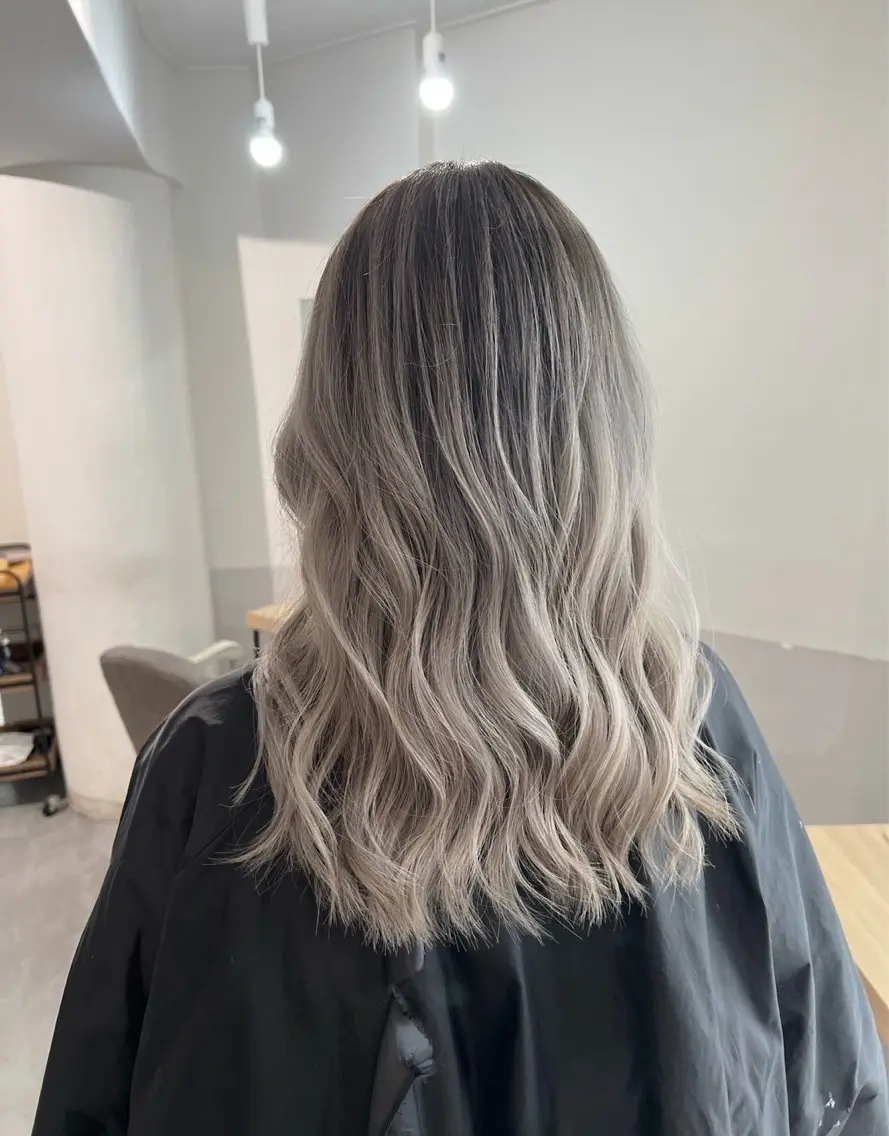 セミロング カラー バレイヤージュ シルバー ホワイトシルバー レイヤーカット 指名数No.1 /NAOYAのヘアスタイル