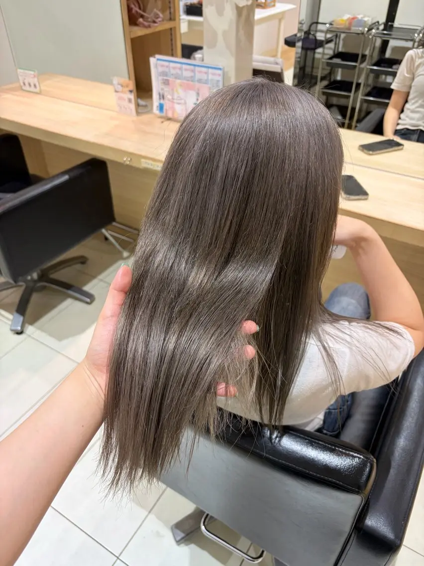 ミディアム カラー シルバー ヘアカラー 御厨 夏芽のヘアスタイル