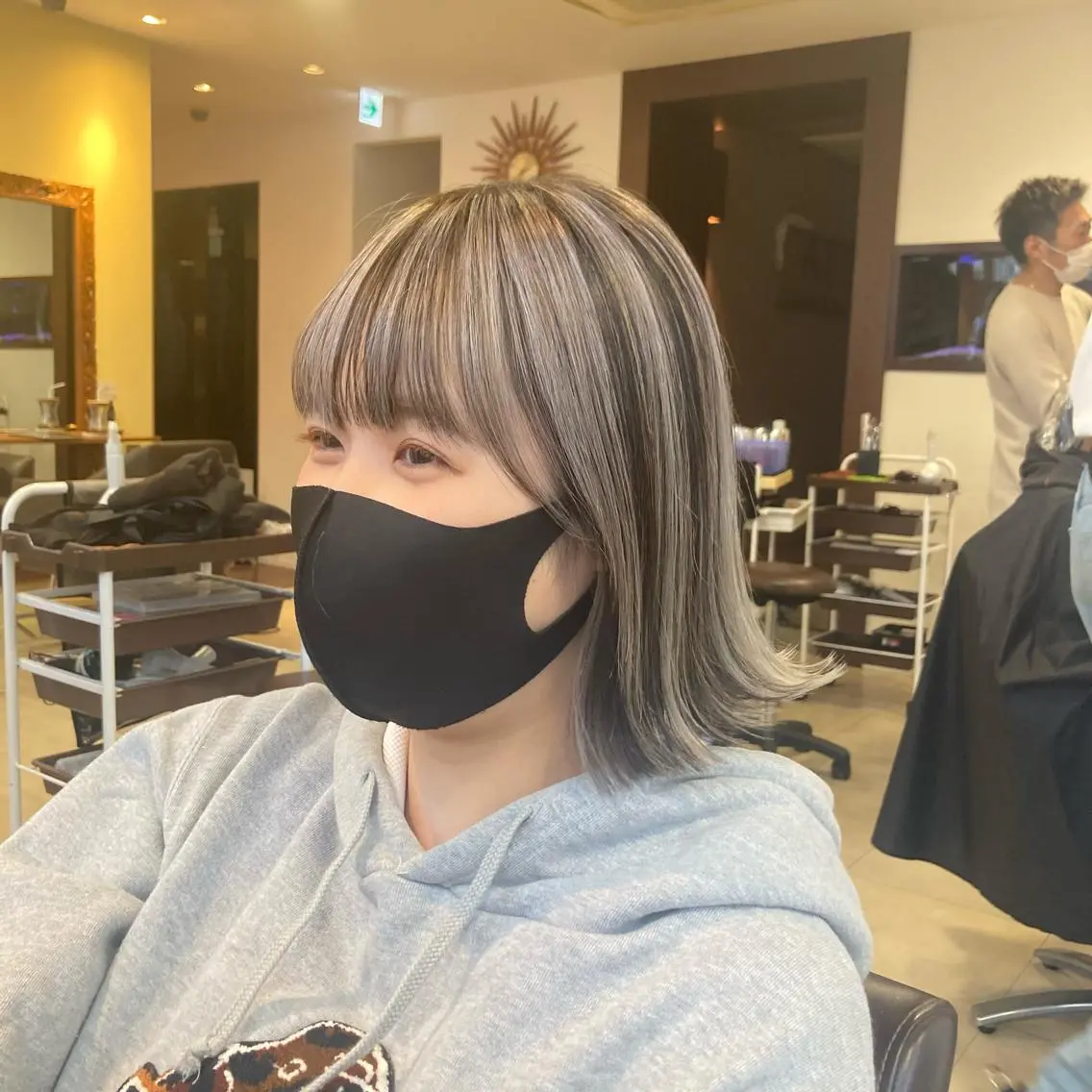 ミディアム カラー ハイライトカラー シルバー ハイライト カット 縮毛矯正 トリートメント カットが上手い 💇♂🌸サク🌸のヘアスタイル