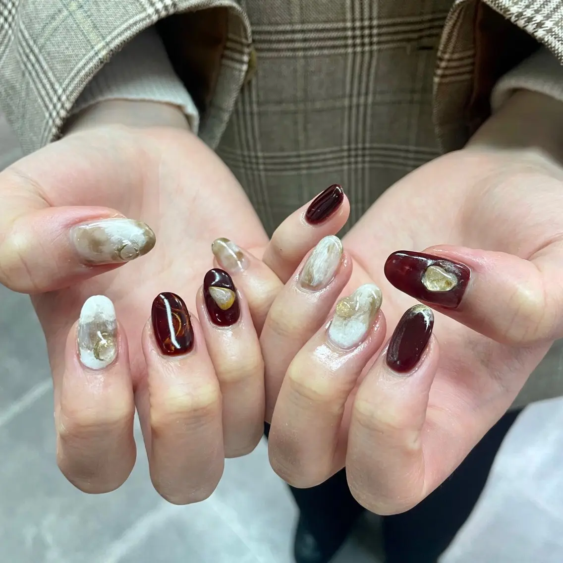 ネイル アートネイル べっ甲ネイル ジェルネイル グリーン キラキラネイル nailstudio eviz新宿店のネイルデザイン