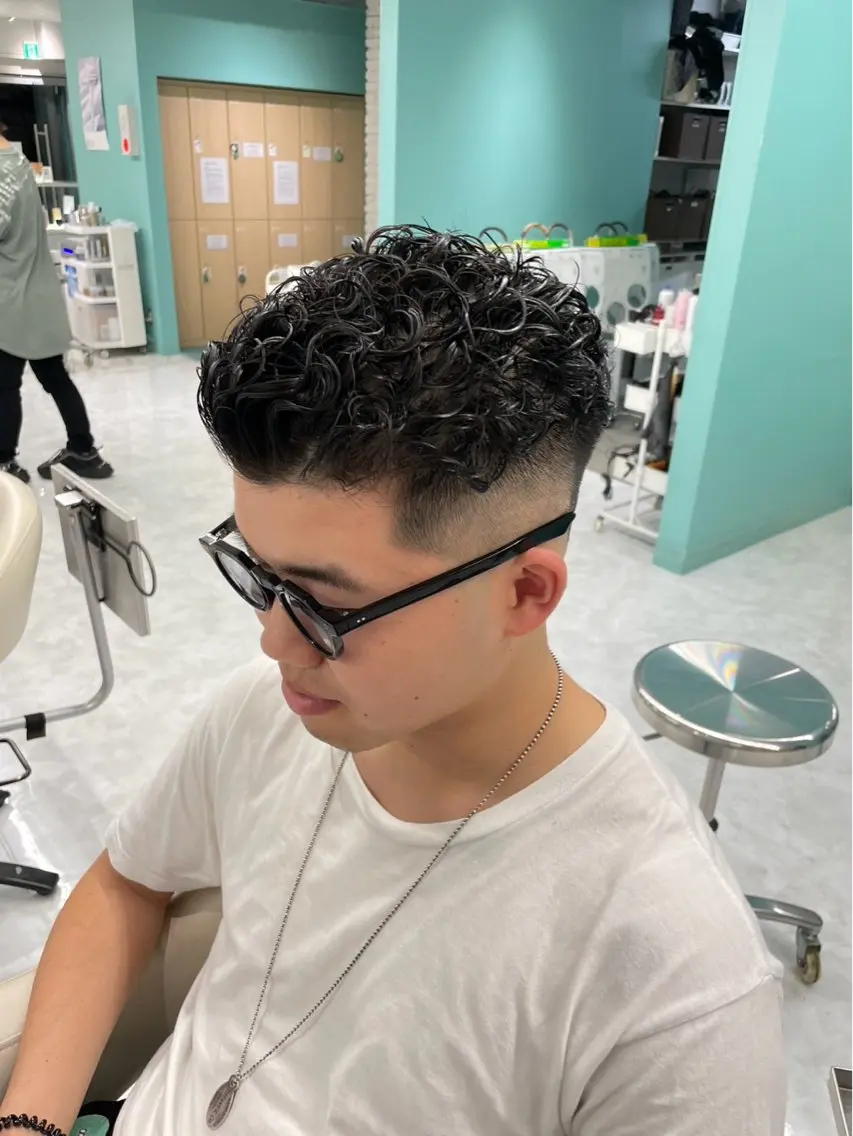 ショート パーマ メンズ フェードカット フェザーパーマ/ メンズ特化/LUCAのヘアスタイル
