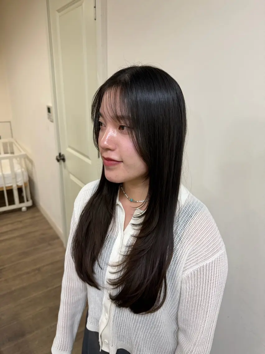 ロング くびれヘア 顔まわりレイヤー 韓国風ヘア レイヤーカット カット 望月 芽依のヘアスタイル