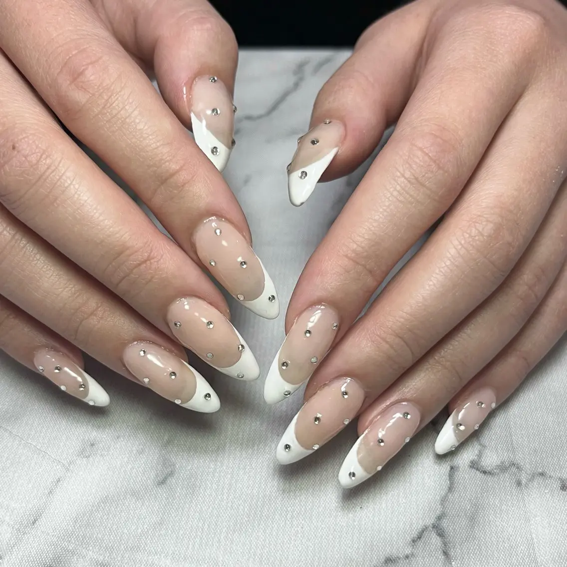 ネイル フレンチネイル ロングネイル ショートネイル ネイルサロンAmo 🎀のネイルデザイン