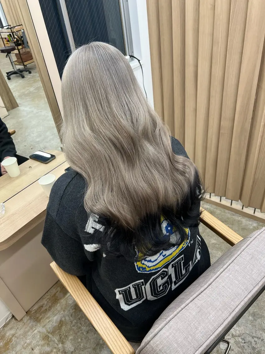 ロング カラー ベージュカラー ブリーチ ケアブリーチ デザインカラー ダブルカラー ヘアカラー アオリ/韓国風 ハイトーン/レイヤーのヘアスタイル