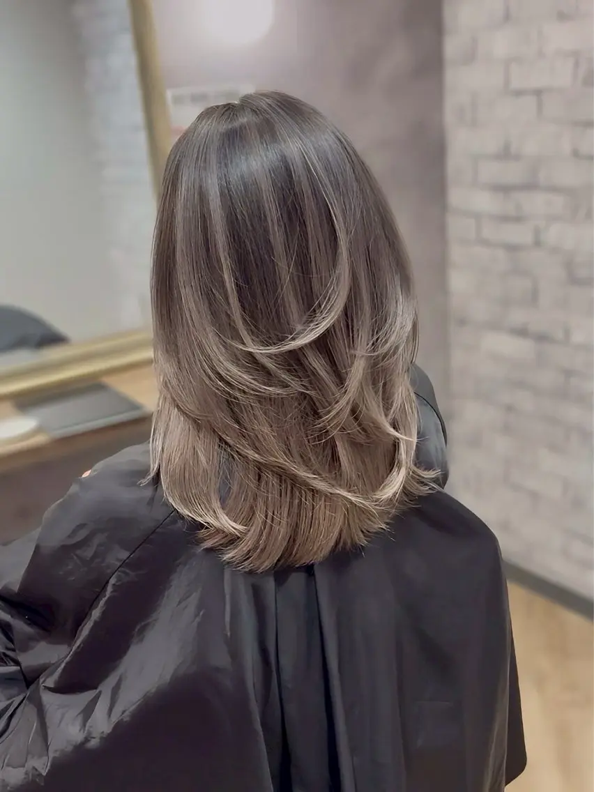 セミロング レイヤーカット ヘアカラー 阪急箕面駅 艶カラー/縮毛矯正のヘアスタイル