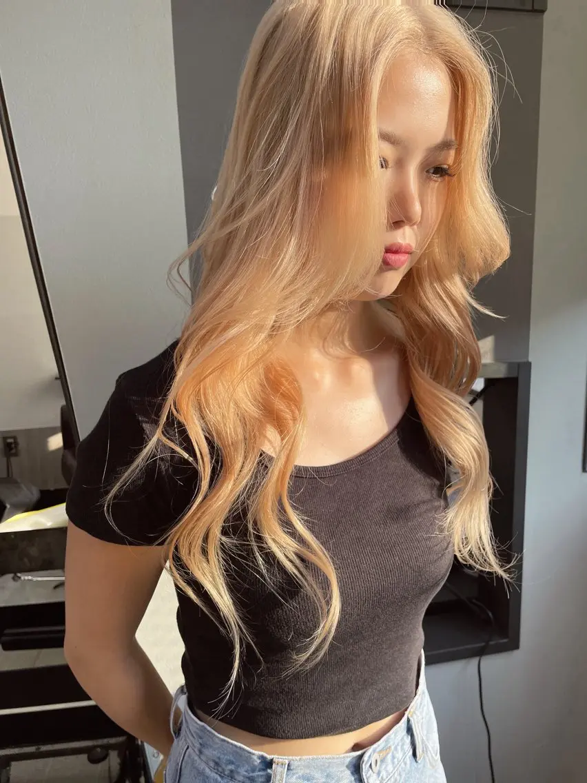 ロング カラー ブロンド ホワイトブロンド AIRI layer cut hairのヘアスタイル