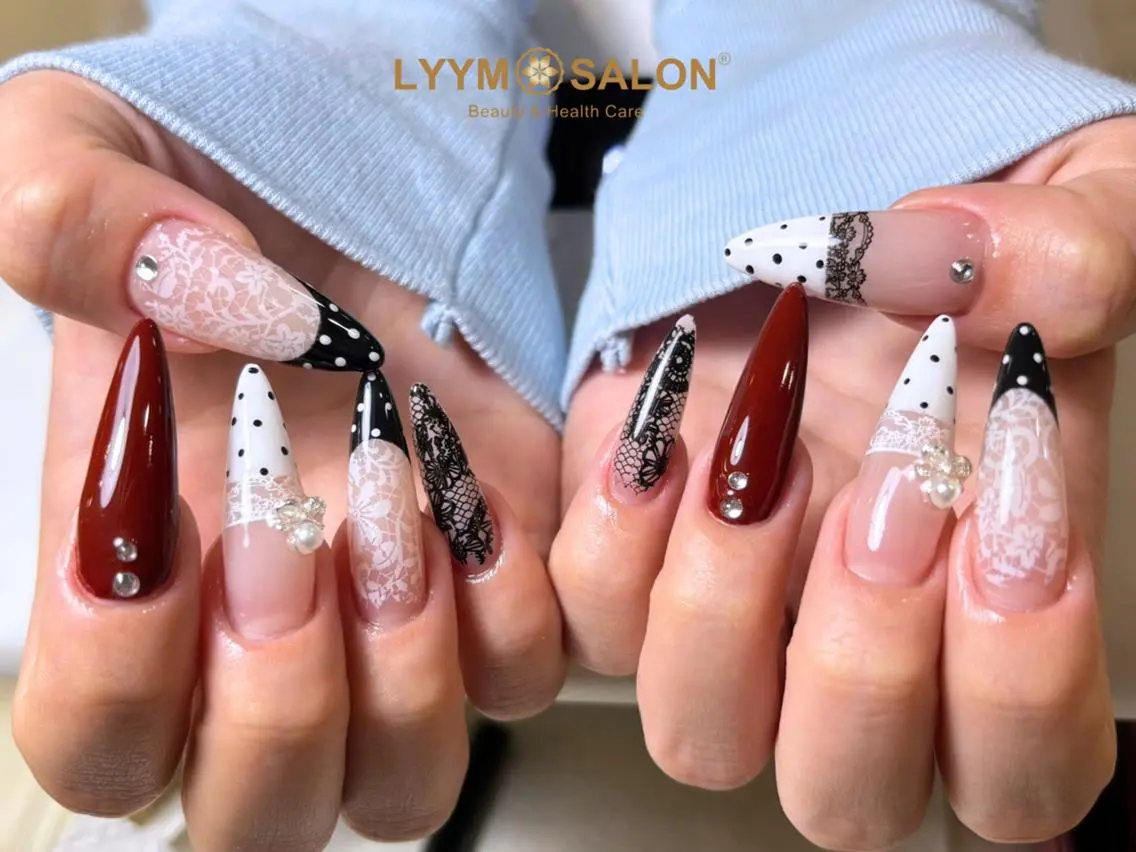 ネイル ボルドー ドット レース ハンドネイル LYYM Salonのネイルデザイン