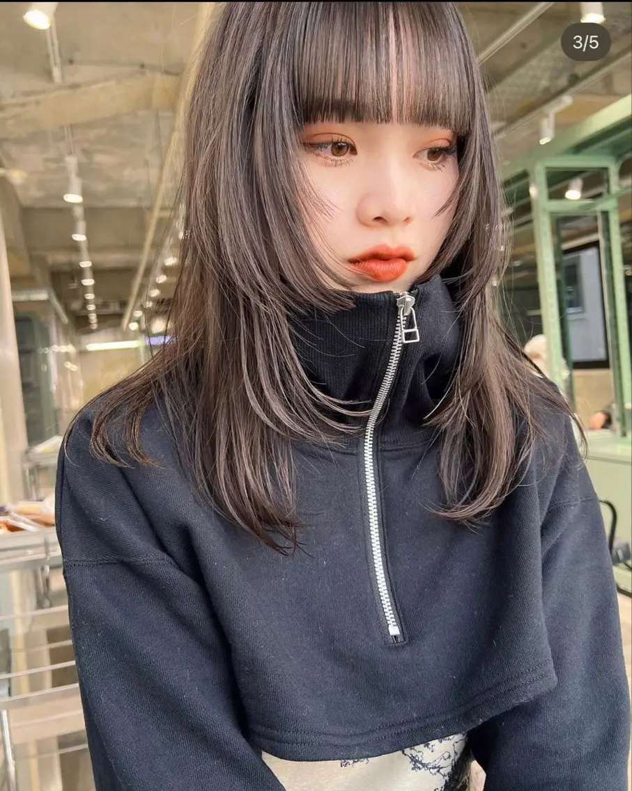 セミロング 顔まわりレイヤー レイヤーカット 鶴井 美空のヘアスタイル