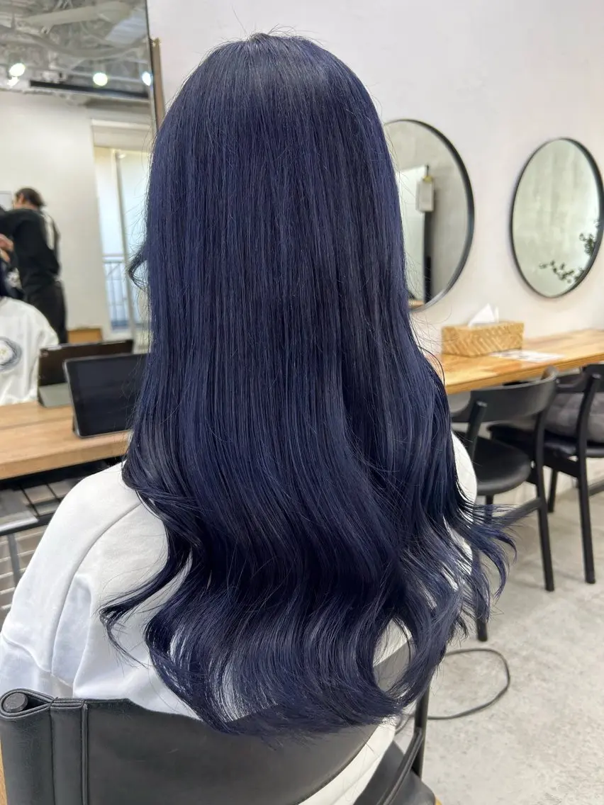 ミディアム カラー 黒髪 ブリーチ ブルーカラー ブルーブラック ブルージュ カット ヘアカラー トリートメント RYOSUKE ハイトーンのヘアスタイル