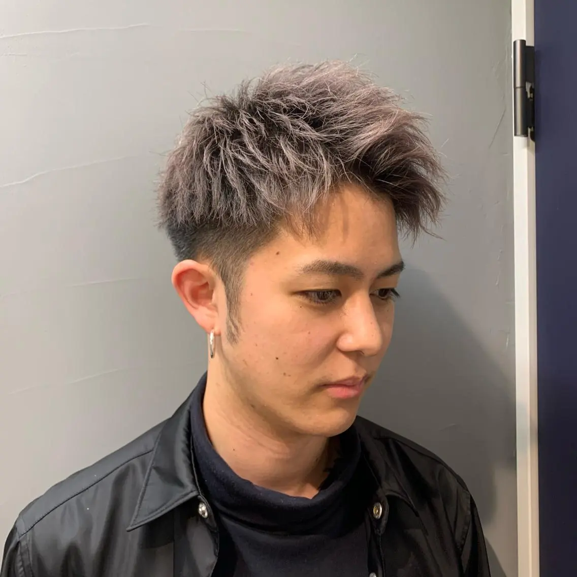 ショート カラー メンズ アップバング シルバー カット ヘアカラー メンズ特化美容師/ 藤戸 椋のヘアスタイル