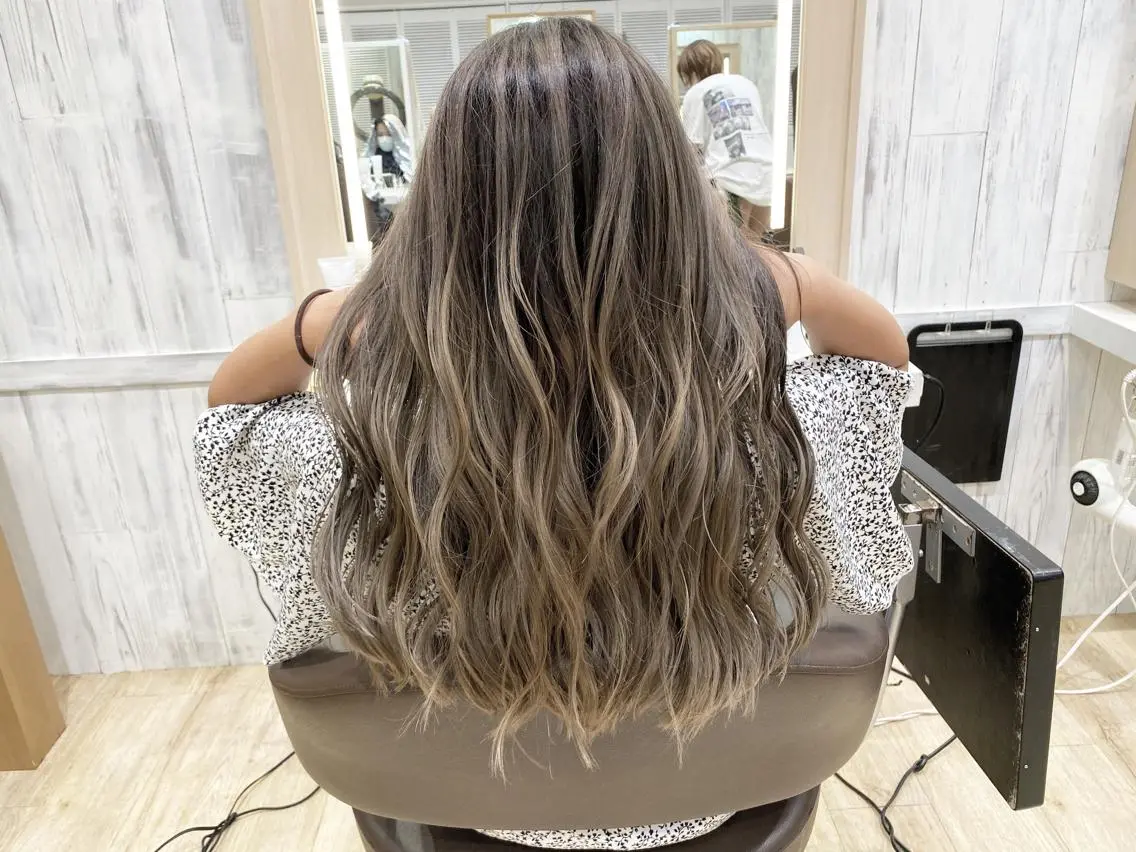 セミロング カラー バレイヤージュ ベージュカラー ミルクティーベージュ レイヤーカット ヘアカラー ブリーチカラーレイヤ ーカット🦋annaのヘアスタイル
