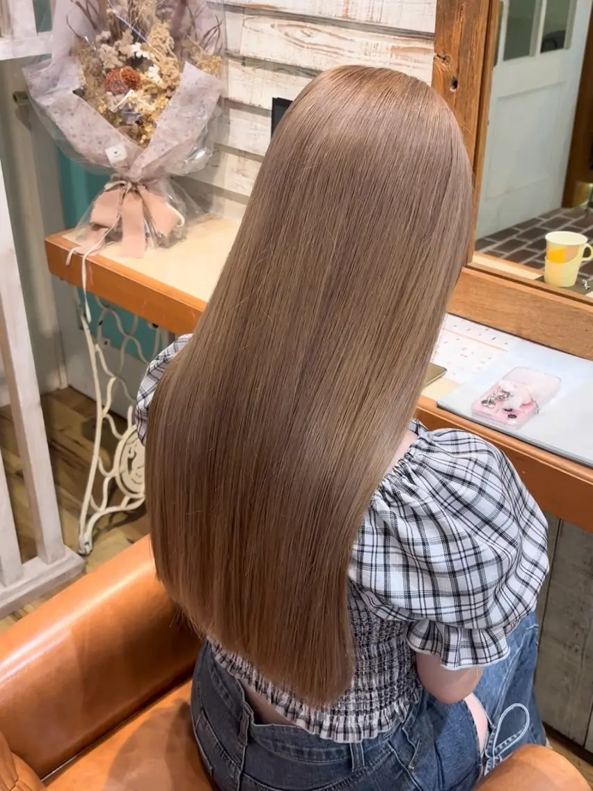 ロング カラー ベージュカラー ブリーチ 透明感カラー ミルクティーベージュ ヘアカラー トリートメント 顔周り/小顔レイヤー /ツヤ髪 越冨晃平のヘアスタイル