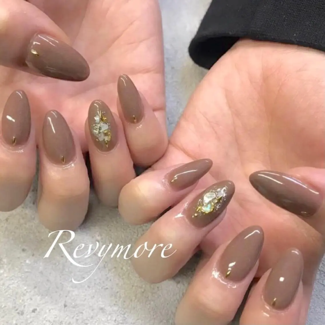 ミディアム ネイル アートネイル ブラウン ジェルネイル シンプルネイル nail salon Revymoreのネイルデザイン