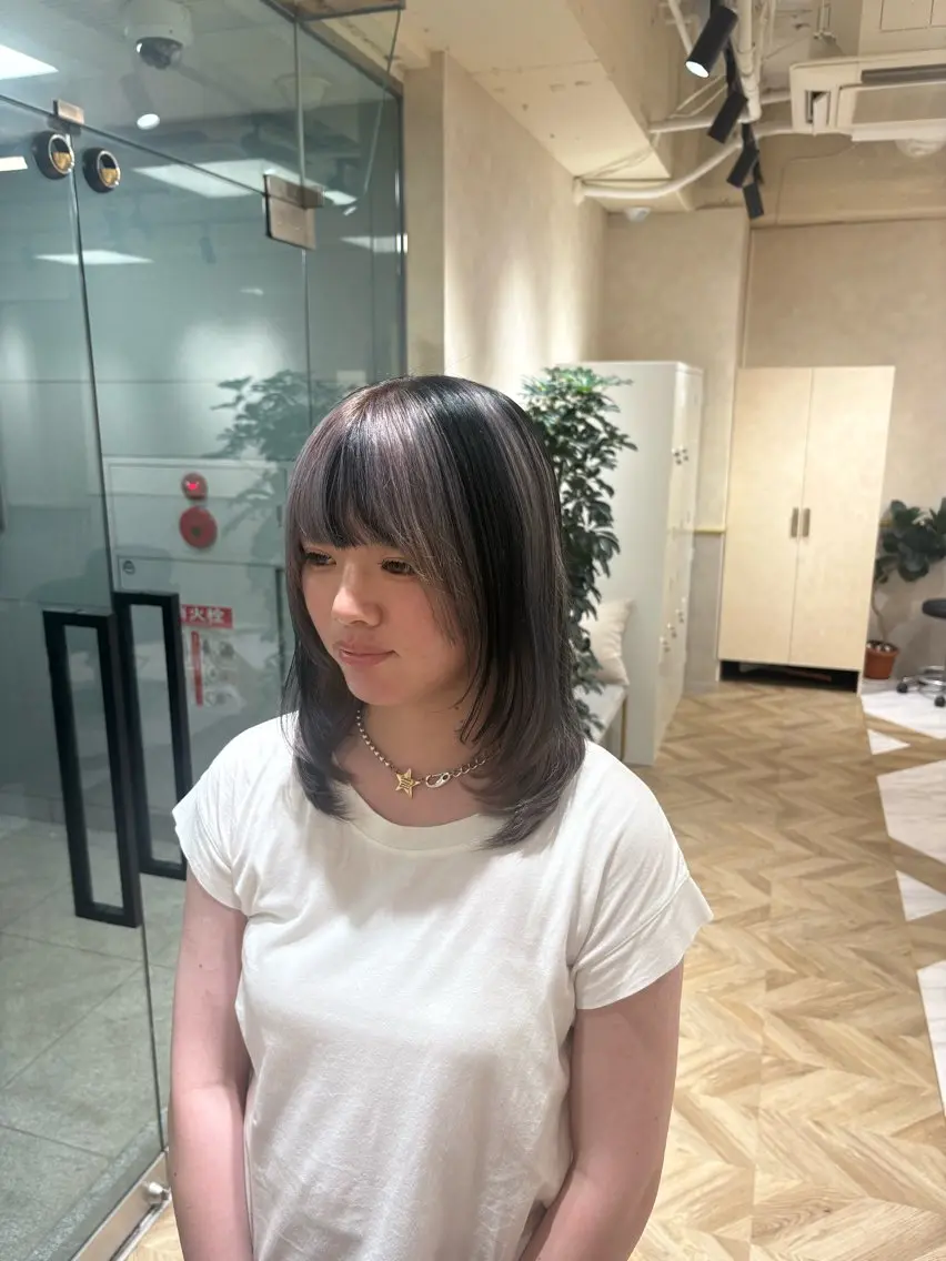 ミディアム ヘアカラー 🩶ハイトーン🖤 URARAのヘアスタイル