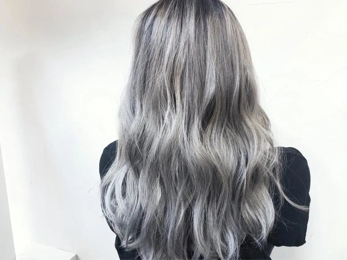 ロング カラー ヘアアレンジ ダブルカラー グラデーションカラー シルバー ヘアカラー トリートメント 小松 郁斗のヘアスタイル