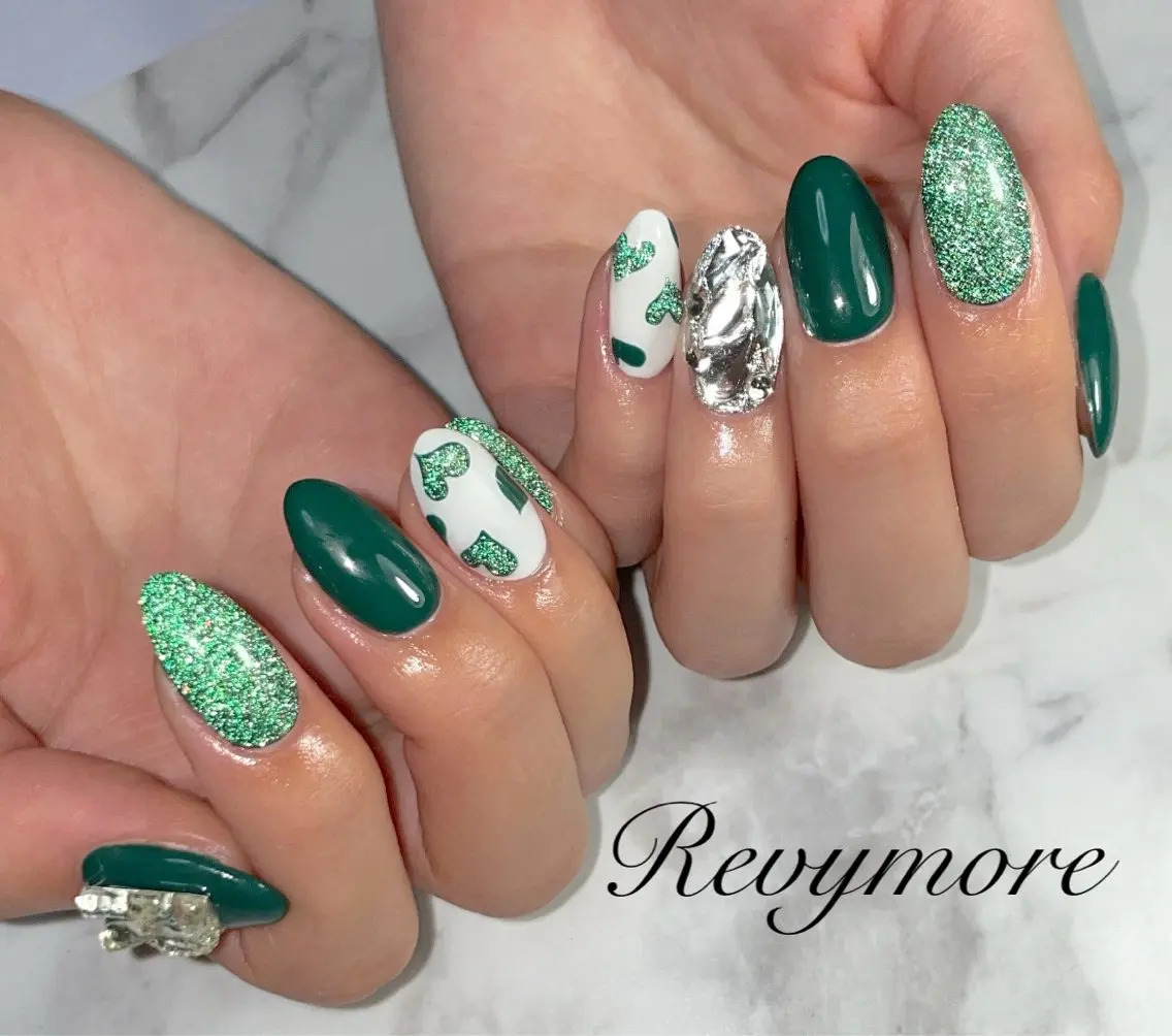 ネイル フラッシュネイル ジェルネイル グリーン ハート キラキラネイル nail salon Revymoreのネイルデザイン