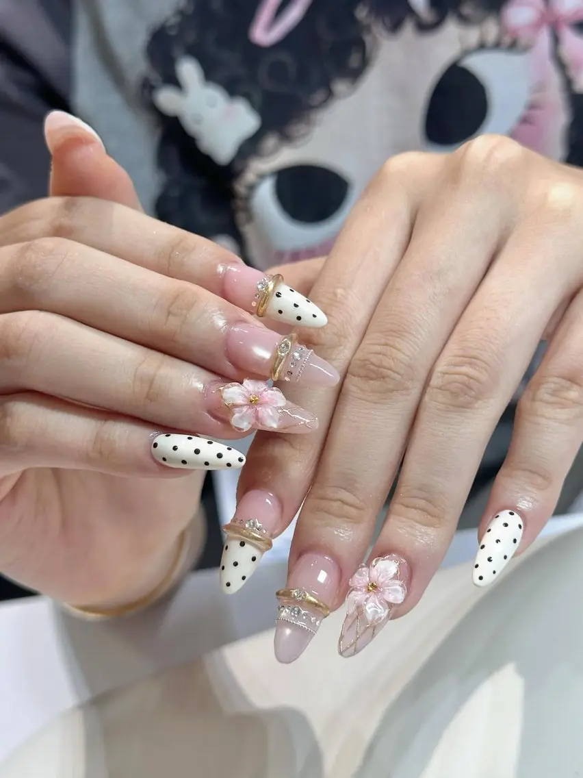 ネイル チークネイル ドット フレンチネイル グラデーション 韓国ネイル ハンドネイル Minette nailrinrinのネイルデザイン