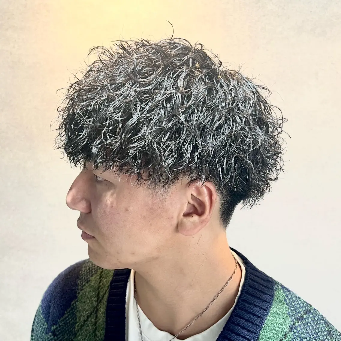 ショート カラー パーマ ヘアアレンジ メンズ センターパート メンズインナーカラー メンズ韓国風 メンズパーマ プードルパーマ 仕上がり満足度No. 1🔥BLUCK🔥のヘアスタイル