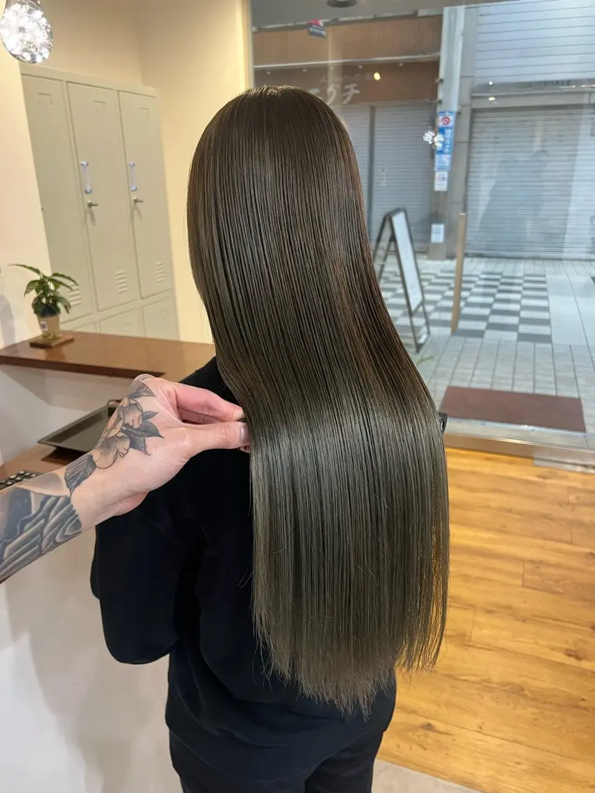 ロング カラー ブリーチ グレージュ ハイライトカラー オリーブカラー オリーブグレージュ カット ヘアカラー トリートメント 藤本 翔己のヘアスタイル