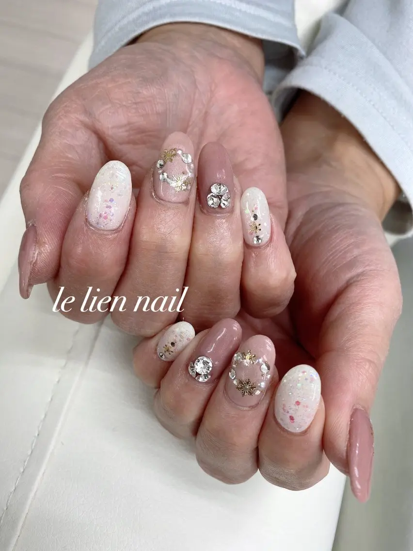 ネイル アートネイル キラキラネイル ストーンネイル 冬ネイル クリスマス le lien nailのネイルデザイン