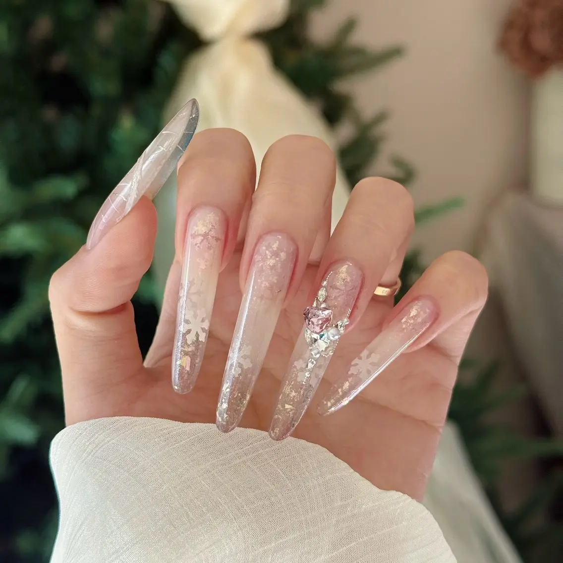 ネイル キラキラネイル ストーンネイル Best  nail 結衣のマツエク・マツパデザイン
