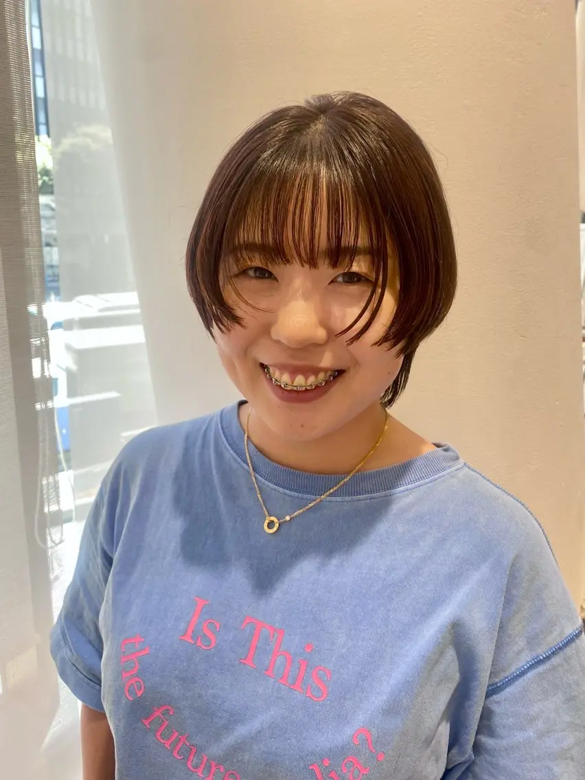 ショート カラー ブラウンカラー レッドカラー レッドブラウン 伸ばしかけ ショートヘア 増井 彩乃のヘアスタイル
