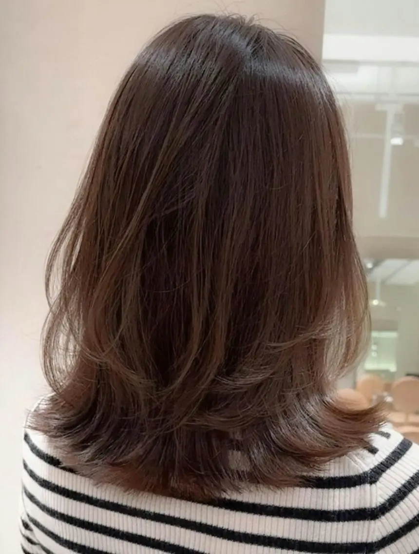 ミディアム トリートメント レイヤー・カット モデル・透明感カラーのヘアスタイル