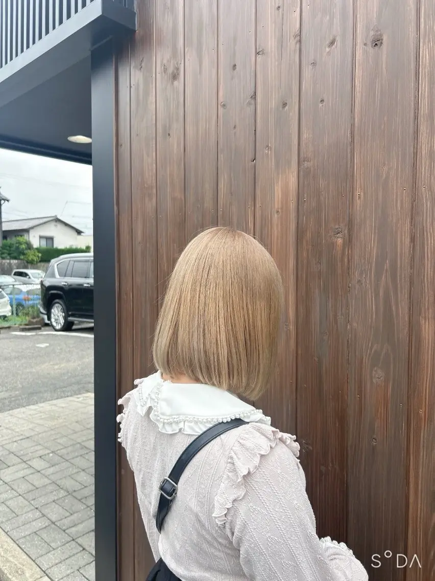 ミディアム カラー ベージュカラー ブリーチ ハイトーンカラー ミルクティーベージュ 藤井 美陽のヘアスタイル