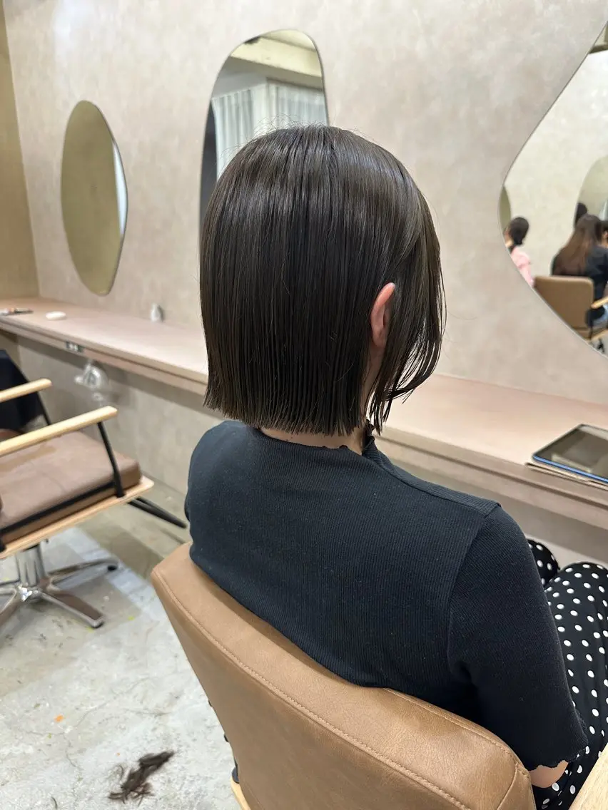 ミディアム 切りっぱなしボブ ボブ カット 縮毛矯正 トリートメント 艶髪/ブリーチなし Wカラー🌺yuiのヘアスタイル