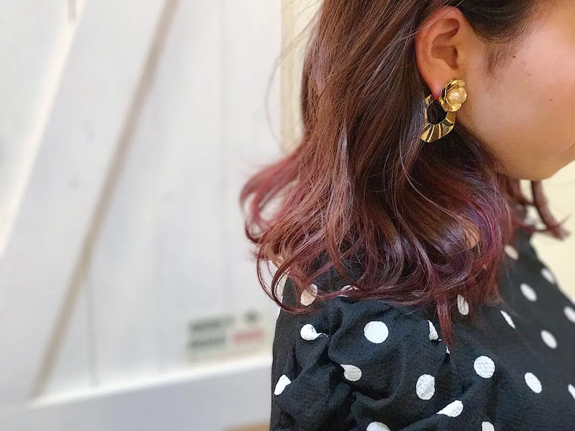 セミロング パープルカラー ハイライト Lond enikaのヘアスタイル