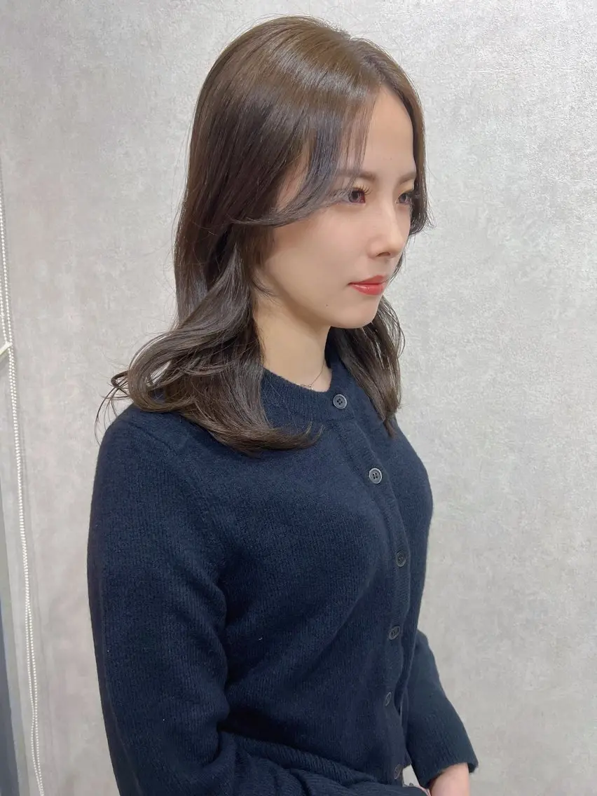 セミロング セミロングパーマ ボブ 顔周りカット カット トリートメント YUI ハイトーンカラーのヘアスタイル