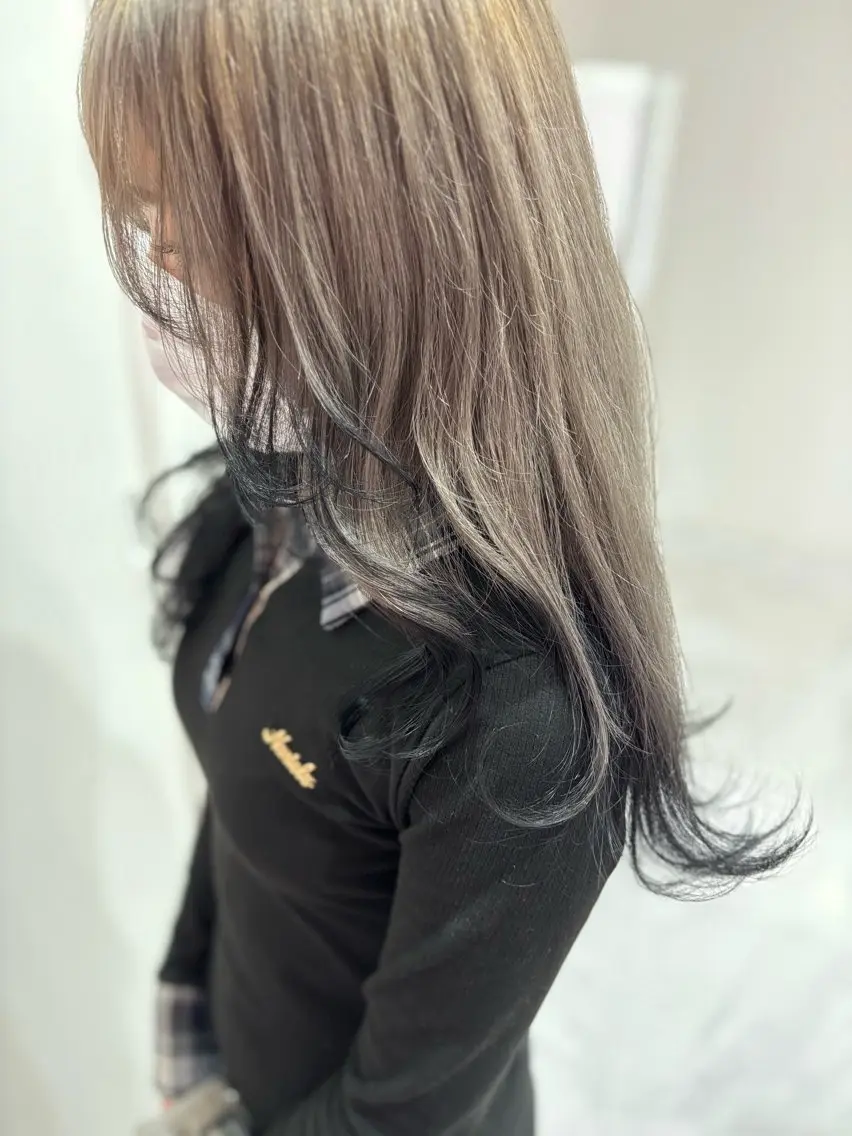 ロング カラー ブリーチ レイヤーカット 山崎 南乃のヘアスタイル