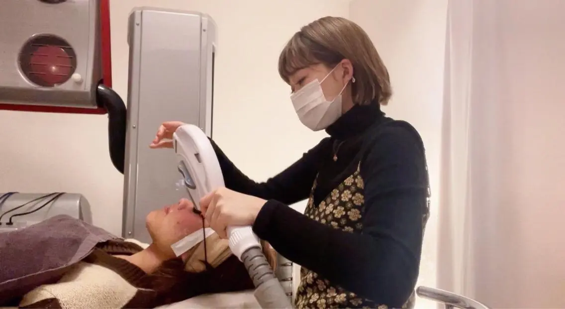 ショート カラー パーマ ヘアアレンジ メンズ キッズ ネイル マツエク・マツパ アイブロウ メンズアイブロウ 眉毛ワックス脱毛 メンズネイル 脱毛サロン KAvanceのエステ・リラクイメージ