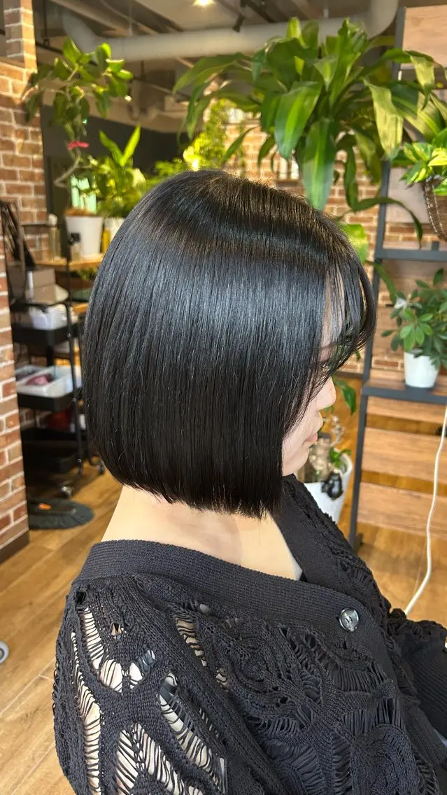 ショート カラー 切りっぱなしボブ ボブ 中村 莉乃香のヘアスタイル