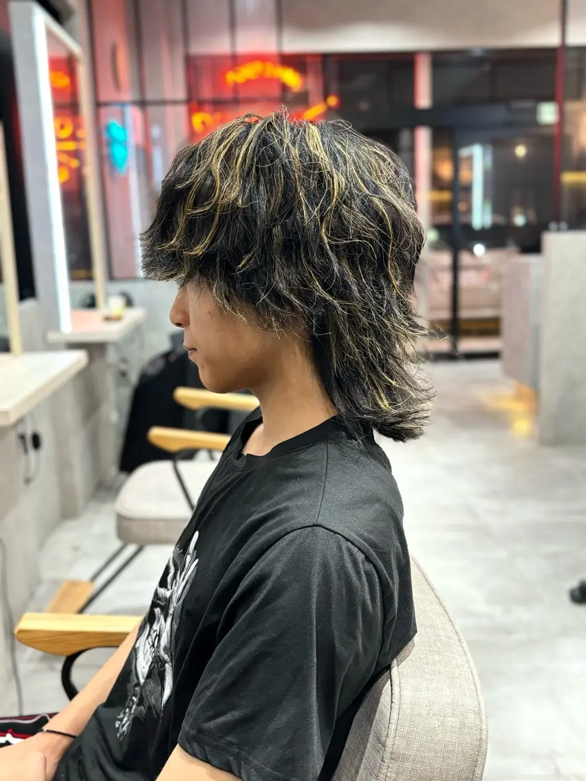 ミディアム カラー メンズ ミディアムパーマ センターパート メンズハイトーン マッシュウルフ マッシュ カット ヘアカラー 長谷川 湧のヘアスタイル