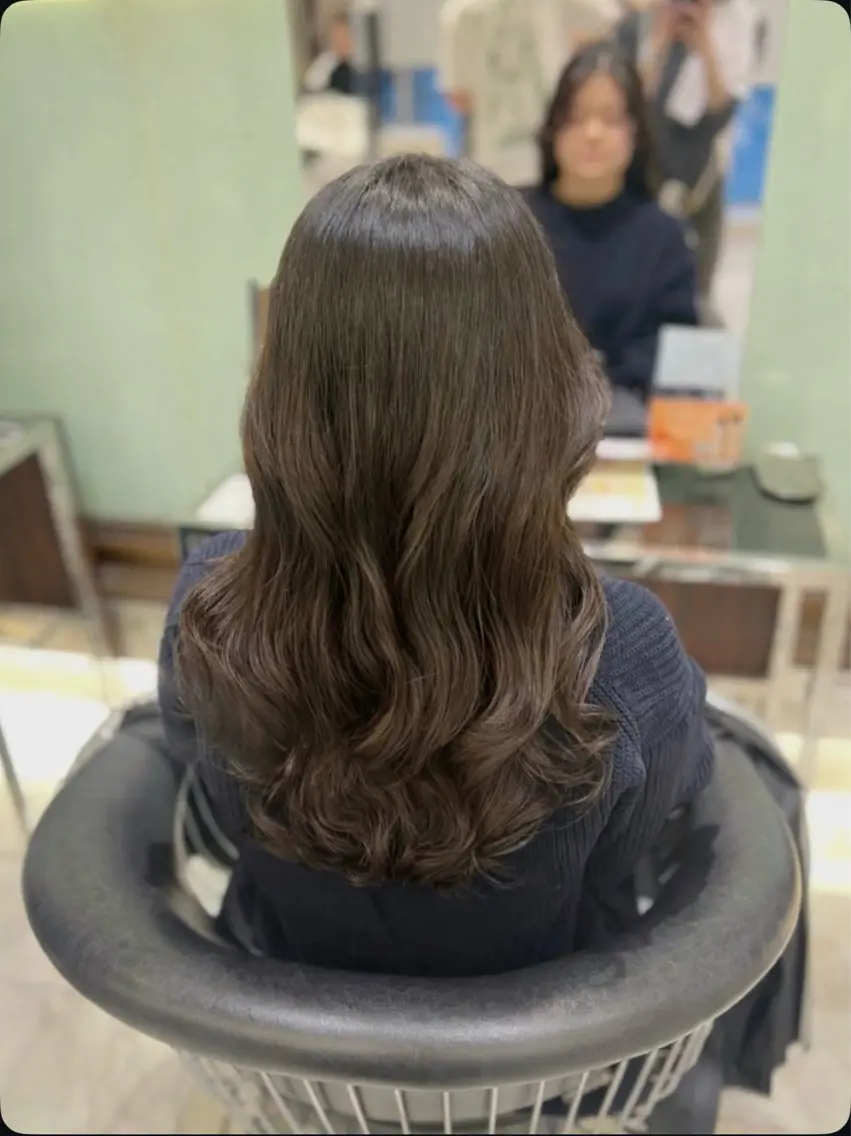 ロング パーマ カット パーマ トリートメント コテ巻きパーマ💙 シノヤユイのヘアスタイル