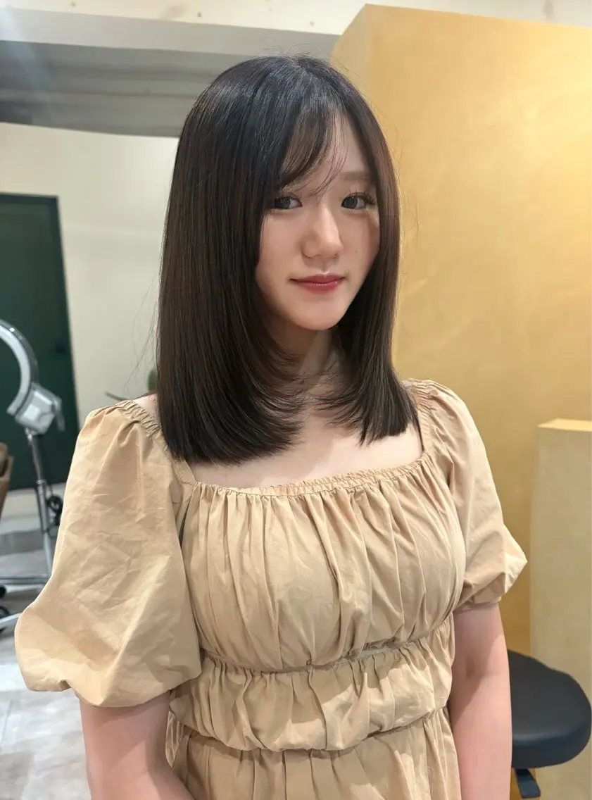 ミディアム レイヤーカット 西田 朋華のヘアスタイル