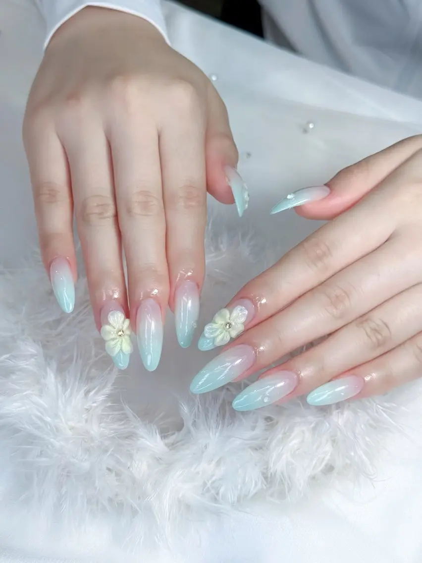 セミロング ハンドネイル Chann Channのネイルデザイン