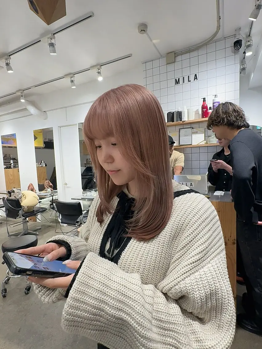 セミロング カラー ブリーチ 透明感カラー 新宿 似合わせカラー HINAのヘアスタイル
