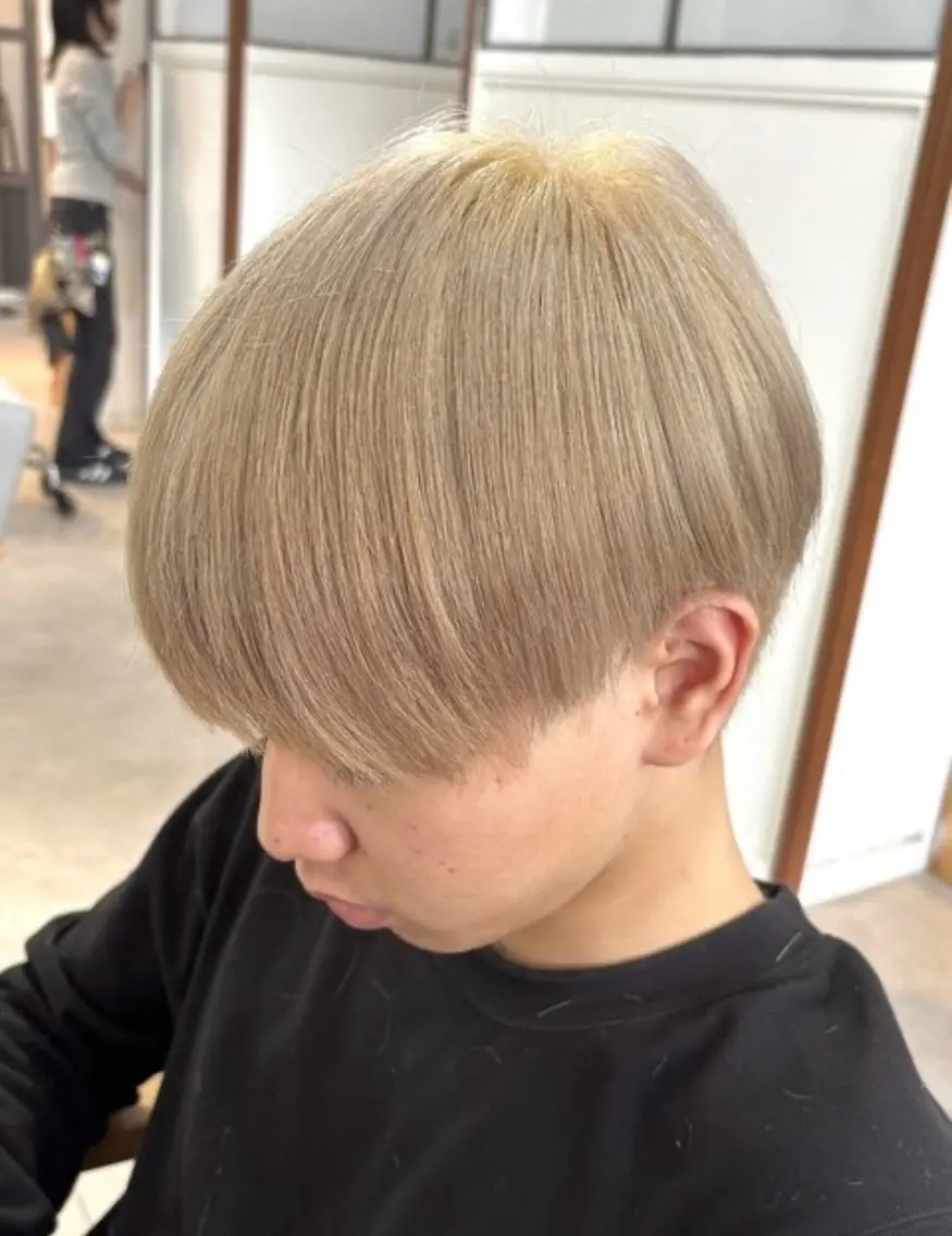 カラー メンズ メンズブリーチ センターパート メンズハイトーン カルマパーマ メンズ韓国風 カット ヘアカラー 似合わせメンズカット ブリーチ/ウルフ/栄のヘアスタイル