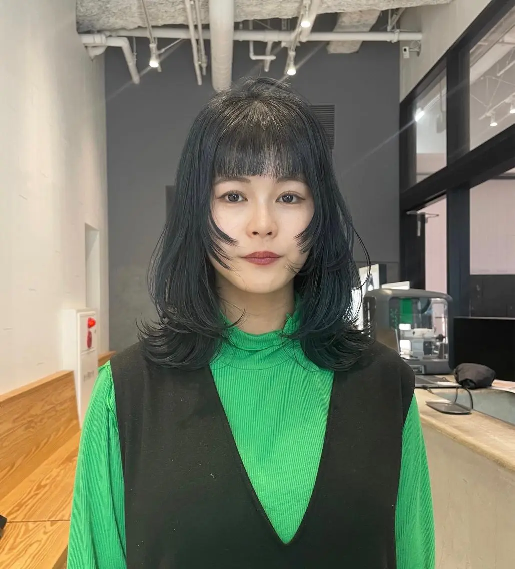 ミディアム カラー レイヤーカット 小佐田 航平のヘアスタイル