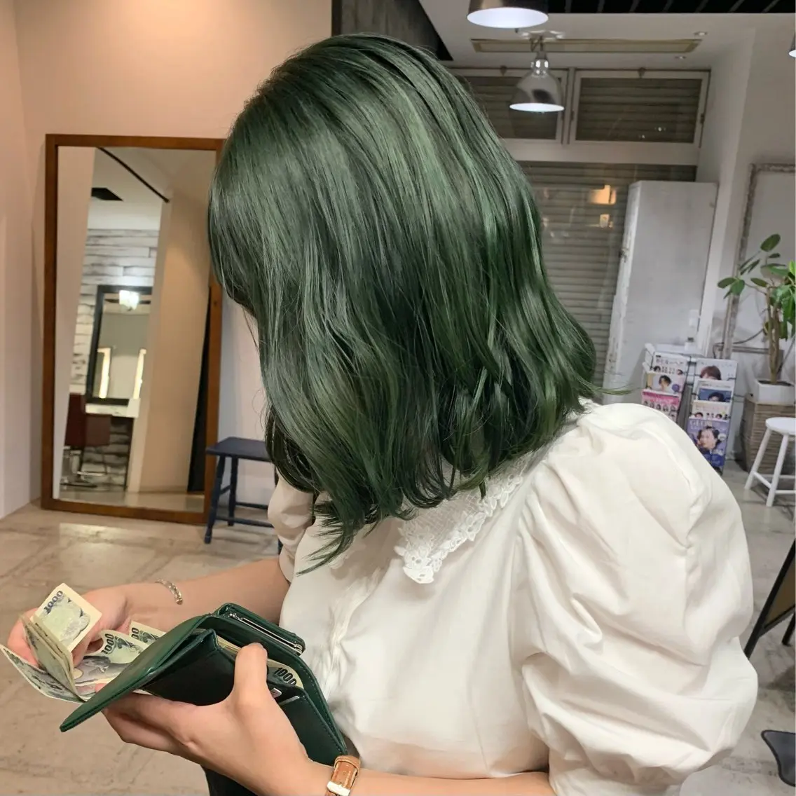 ミディアム カラー ブリーチ ヘアカラー トリートメント 的場 莉音のヘアスタイル