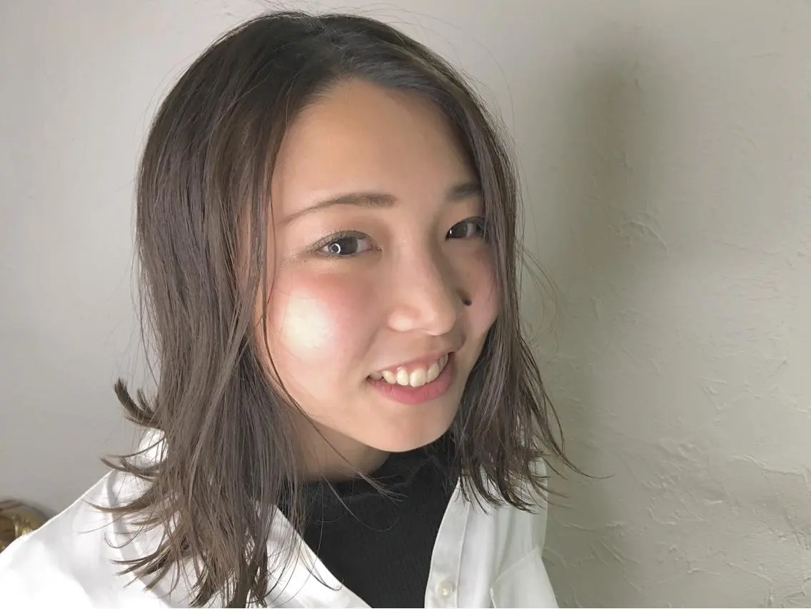 セミロング カラー パーマ ヘアアレンジ グレージュ エグチ アキラのヘアスタイル