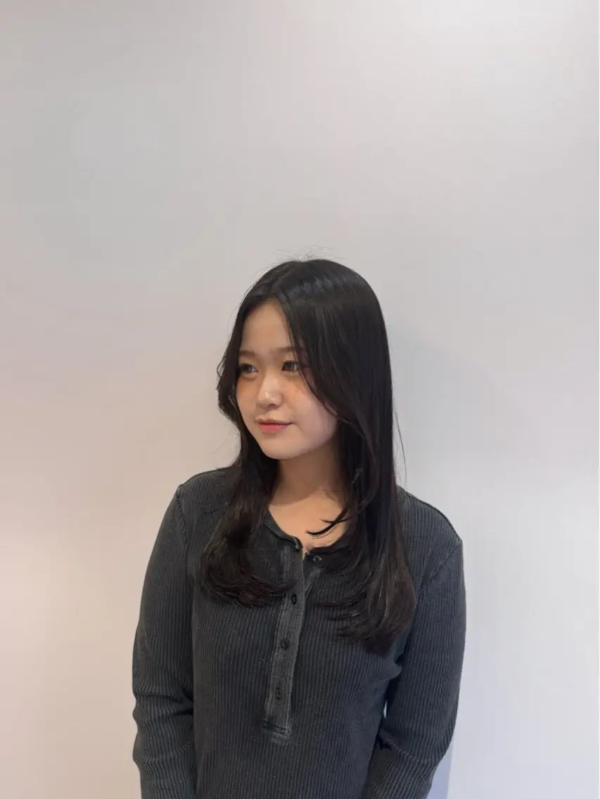 セミロング 顔周りカット 髪質改善 韓国風ヘア レイヤーカット 縮毛矯正 カット ヘアカラー ★韓国トレンドカット ★むなかたももかのヘアスタイル