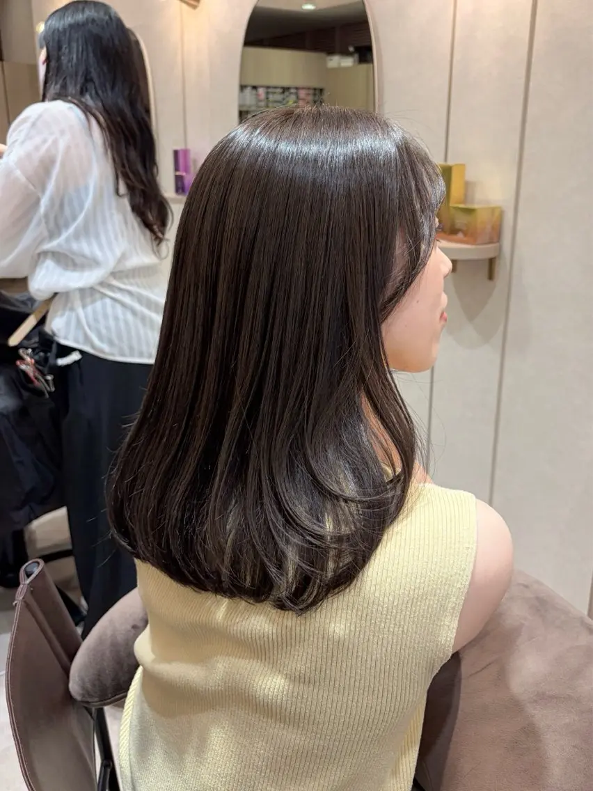 セミロング カラー 透明感カラー グレージュ カット ヘアカラー トリートメント 白浜 サキのヘアスタイル