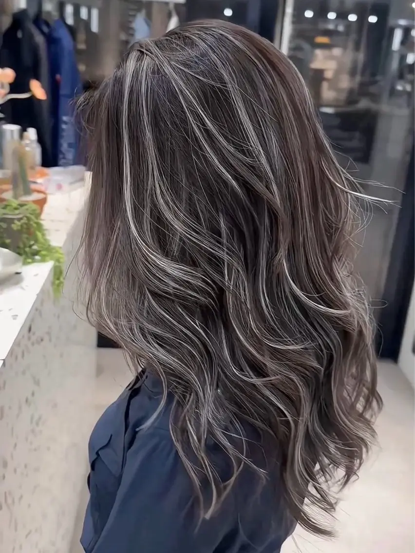 ロング カラー ブリーチ ケアブリーチ グレージュ ハイライトカラー ハイライト カット ヘアカラー トリートメント 原宿/ハイライト バレイヤージュ/大智のヘアスタイル