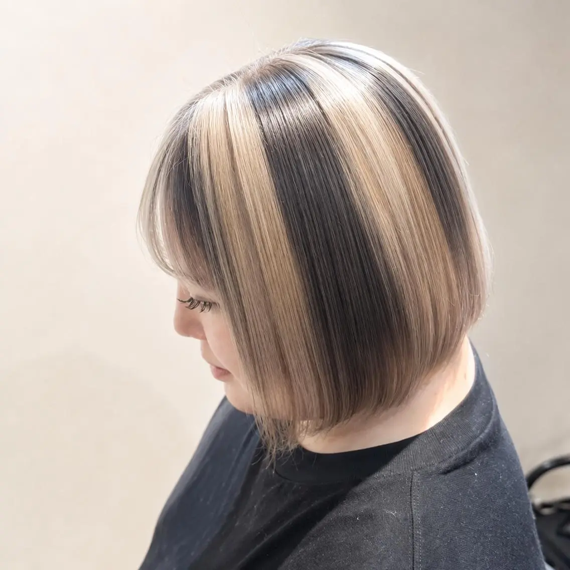 ショート カラー ベージュカラー ボブ ヘアカラー BEHIND THE CURTAIN りこのヘアスタイル