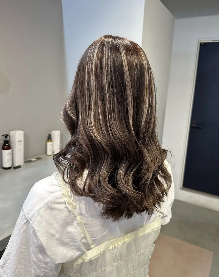 ミディアム カラー ブリーチ グレージュ ハイライトカラー ハイライト ヘアカラー トリートメント 🌟ハイライト/ハイ トーン🌟MIKIのヘアスタイル