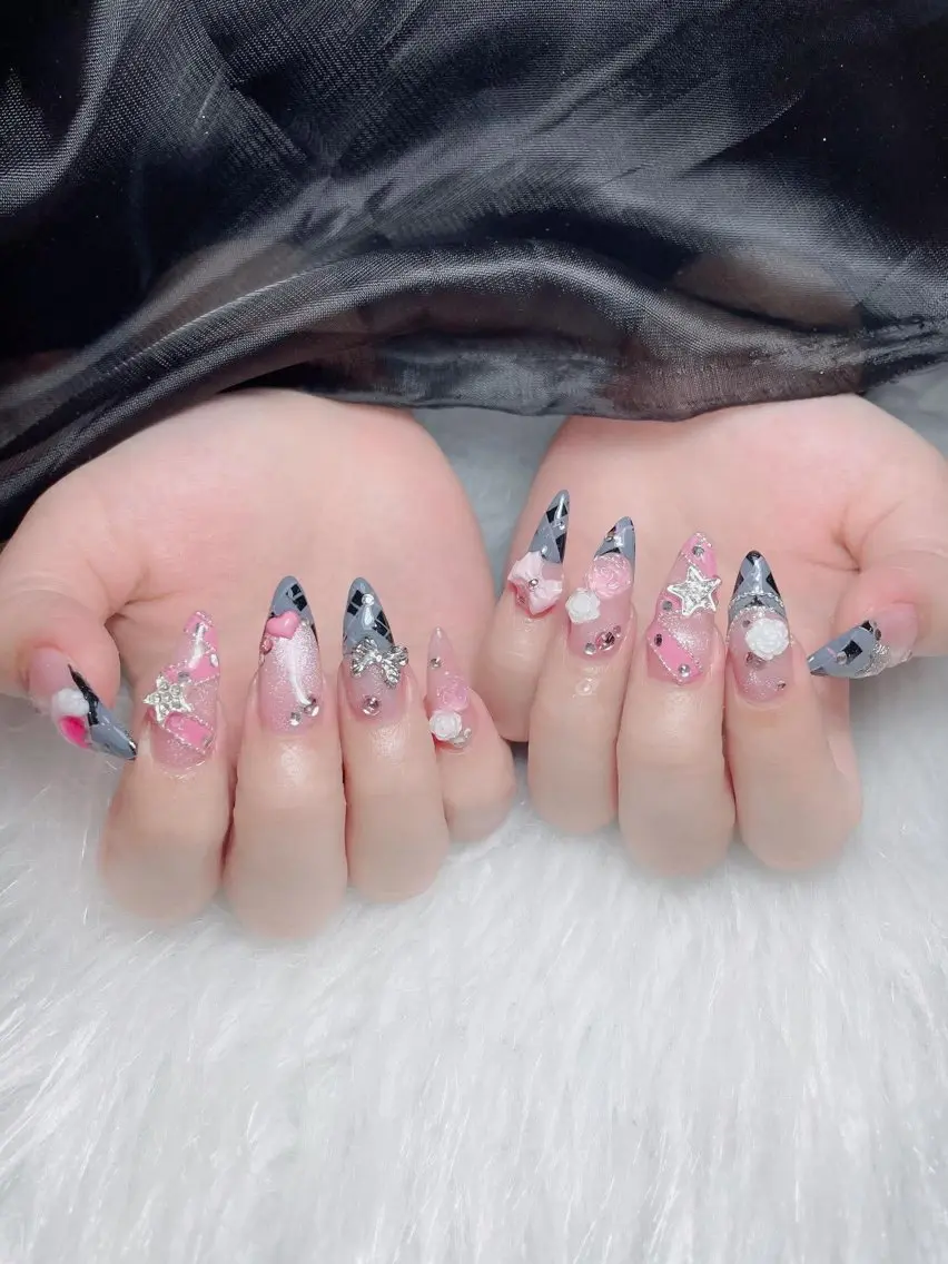 ネイル アートネイル ジェルネイル 韓国ネイル ニュアンスネイル ワンカラーネイル ハンドネイル Queen Nail Salonのネイルデザイン
